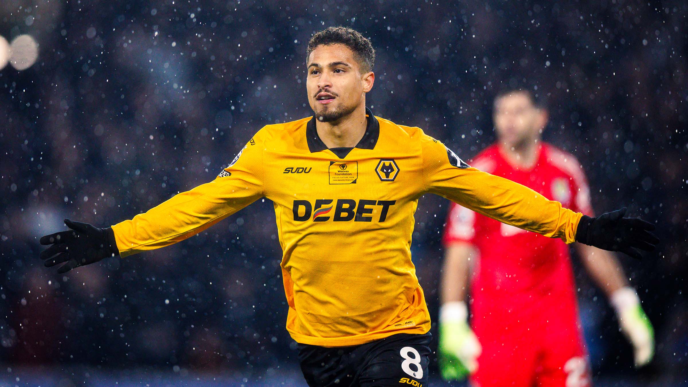 世界杯直播:若昂·戈麦斯英伦百场里程碑——狼队中场的成长之路